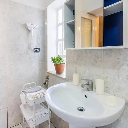 Apartment Zen Retreat With Jacuzzi, Patio & Private Garage Automatic Check In 24 7 With Netflix, Dazn, And Air Conditioning