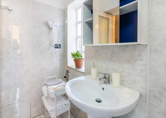 Apartment Zen Retreat With Jacuzzi, Patio & Private Garage Automatic Check In 24 7 With Netflix Dazn And